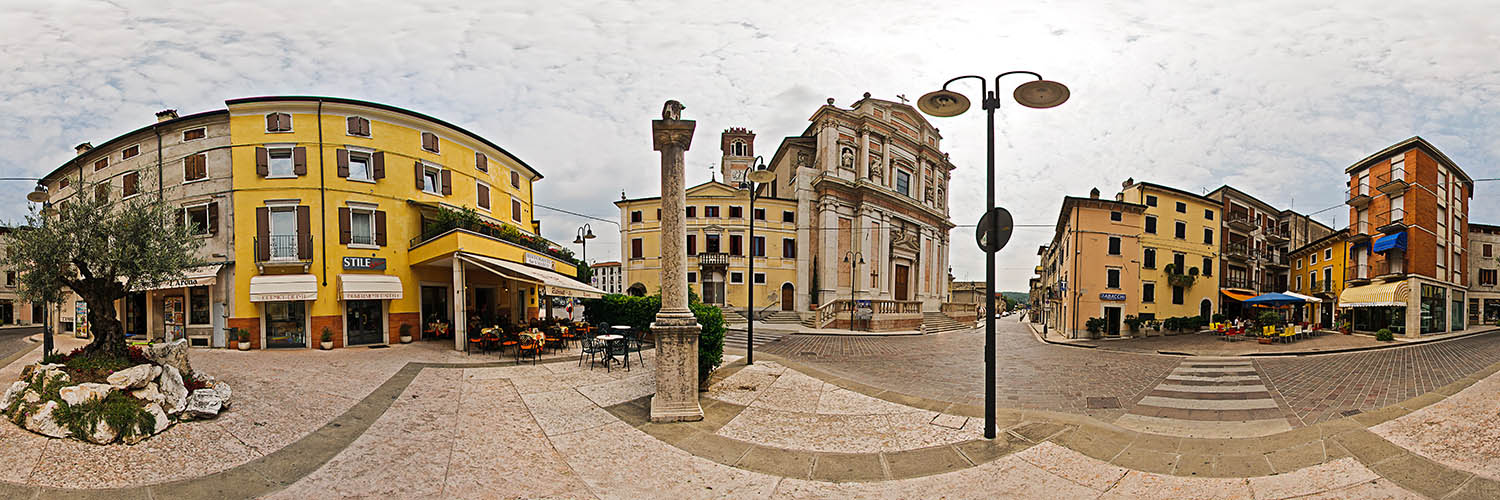 360°-Panorama in Caprino Veronese - vor der Kirche