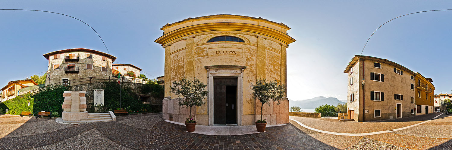 360°-Panorama vor dem Dom in Castello di Brenzone