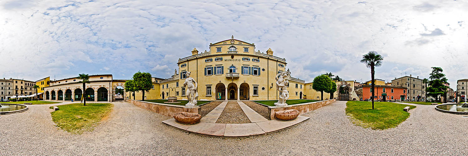 vor dem Rathaus (Municipale) in Caprino Veronese