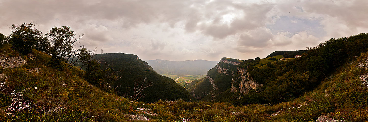 360°-Panorama mit fantastischer Ausblick vom Monte Baldo bei Spiazzi in Richtung Brentino und Brennerautobahn