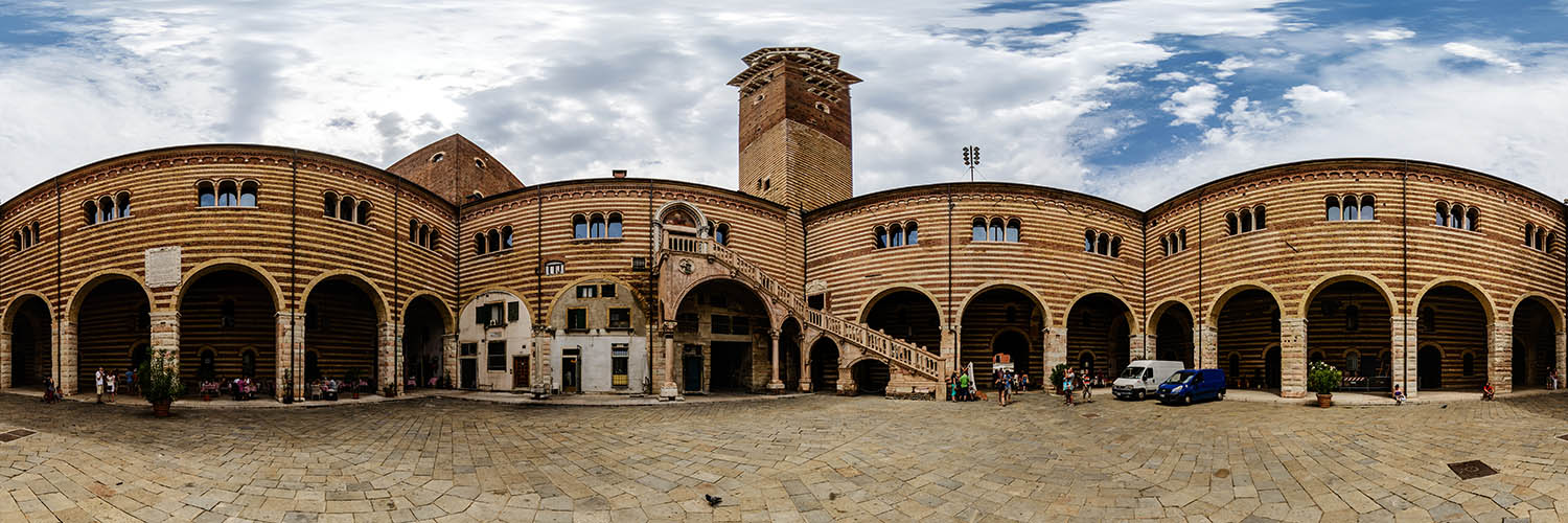 360°-Panorama im Innenhof des Palazzo de la Ragione in Verona