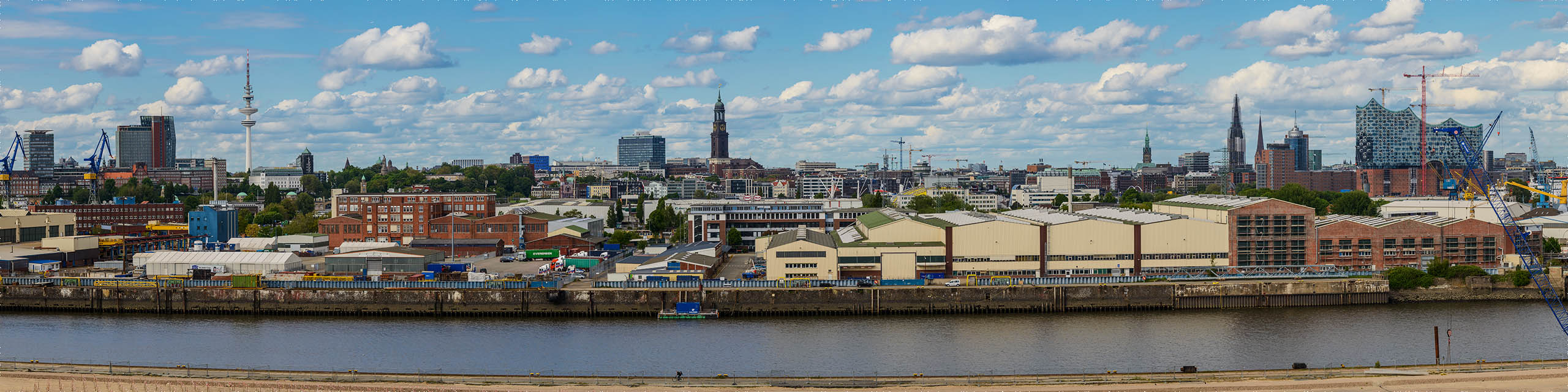 Skyline-Panorama von Hamburg, aufgenommen vom Steinwerder Hafen