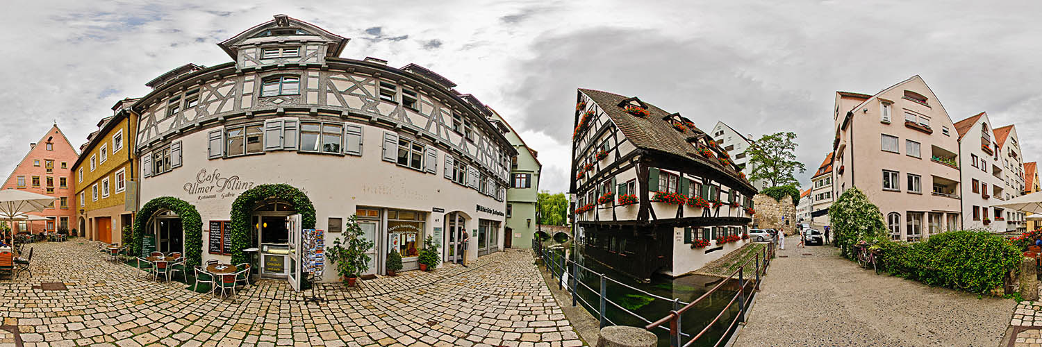 Dieses 360°-Panorama zeigt das Hotel Schiefes Haus und das Cafe Münz im Fischerviertel in Ulm.