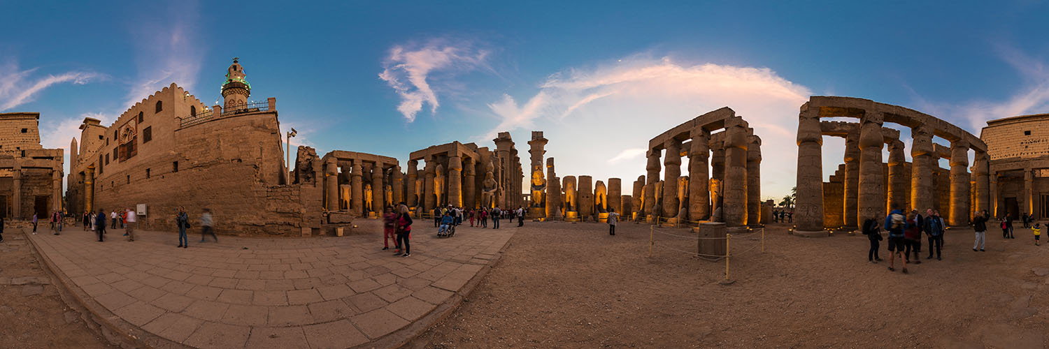 360°-Panorama im Großen Hof des Ramses II unterhalb der El-Haggag-Moschee im Luxor-Tempel in Ägypten